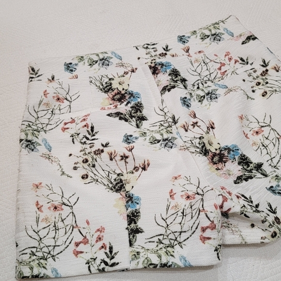 Lucy Paris white floral shorts. - Picture 1 of 16